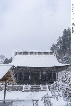 冬の京都 大原 雪景色の勝林院 冬の京都 大原 雪景色の勝林院 113237494