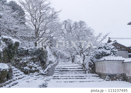 冬の京都 大原 雪景色の三千院参道 茅穂橋(未明橋) 冬の京都 大原 雪景色の三千院参道 茅穂橋(未明橋) 113237495