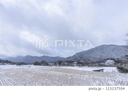 冬の京都　大原　見渡す限り雪景色の大原の里 113237504