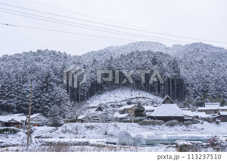 冬の京都　大原　見渡す限り雪景色の大原の里 113237510