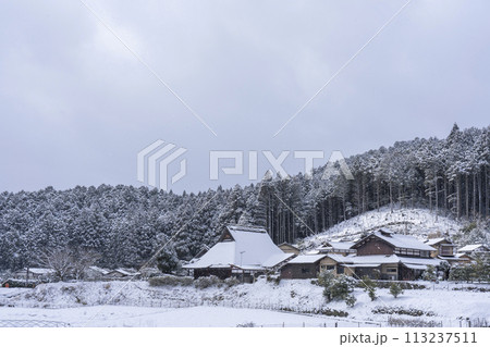 冬の京都　大原　見渡す限り雪景色の大原の里 113237511