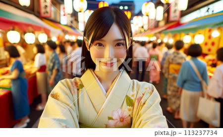 着物を着た若い女性 着物を着た若い女性 113237734