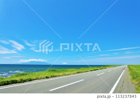 北海道 夏の青空とオロロンライン 北海道 夏の青空とオロロンライン 113237843
