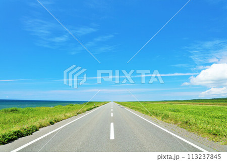 北海道　夏の青空とオロロンライン 113237845