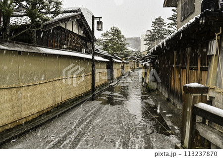 雪が降る美しい長町武家屋敷跡 113237870