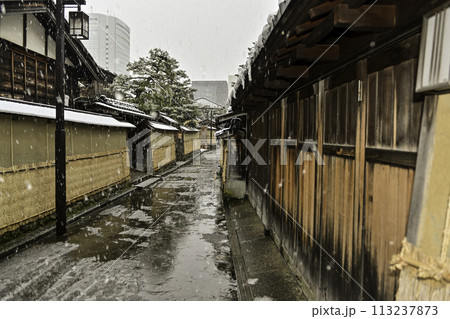 雪が降る美しい長町武家屋敷跡 113237873