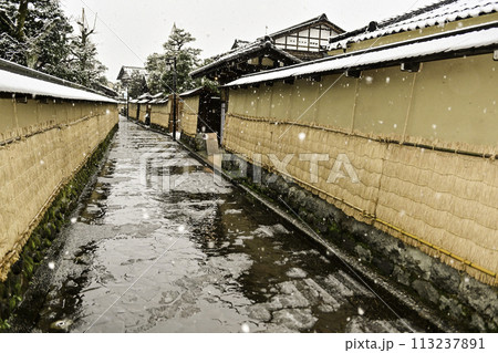 雪が降る美しい長町武家屋敷跡 113237891
