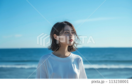 海辺に立つ女性 113238001