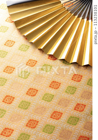 金色の扇と和柄の布 113238101