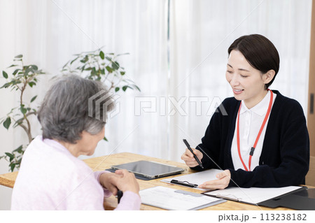 介護保険認定調査するケアマネージャー　介護支援専門員 113238182