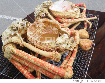 網の上で焼かれて調理されたタカアシガニ 113238309
