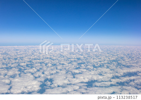 上空から見る雲のイメージ 113238517