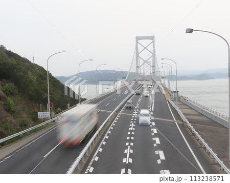 海にかかる鳴門大橋 113238571