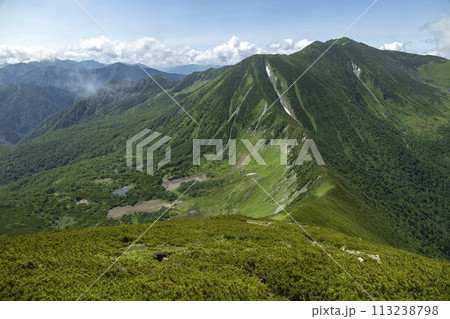 日本百名山の幌尻岳への稜線と七ツ沼カール 113238798