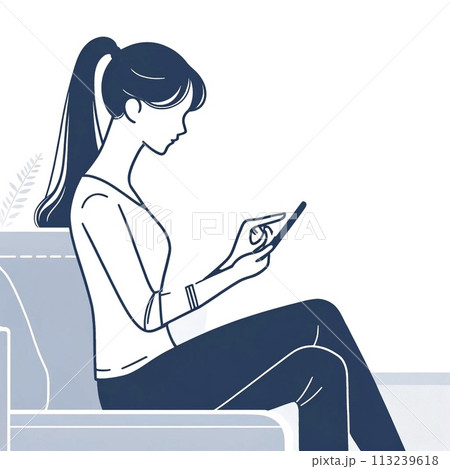スマホを見ている女性 スマホを見ている女性 113239618