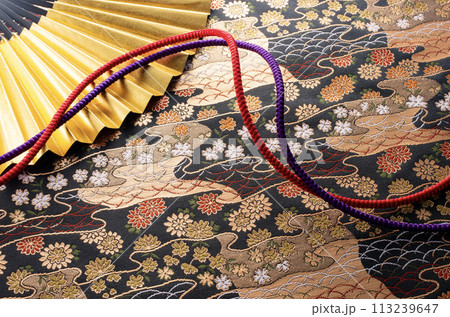 金色の扇と組紐の和風イメージ 113239647