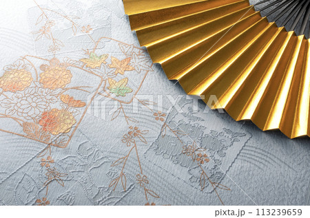 金色の扇と和柄の布 113239659