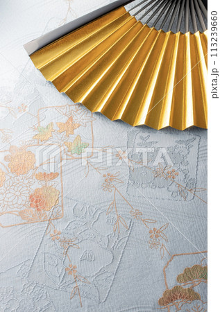 金色の扇と和柄の布 113239660