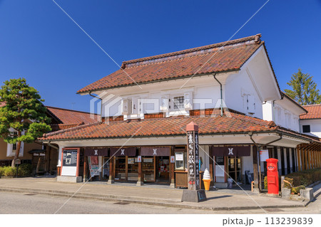 福島県喜多方市_土蔵群の町並み風景 113239839