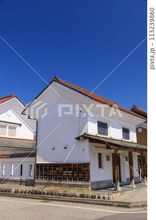 福島県喜多方市_土蔵群の町並み風景 113239860