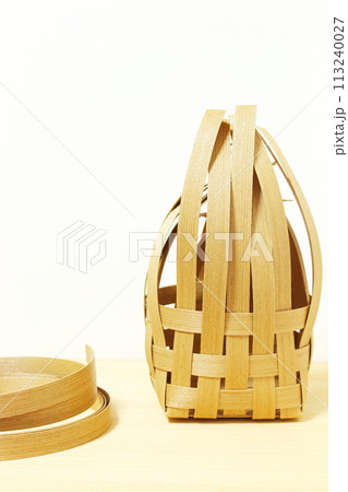 バスケット・籠【編む・組む・作る】(人物なし・ハンドメイド・紙バンド) バスケット・籠【編む・組む・作る】(人物なし・ハンドメイド・紙バンド) 113240027