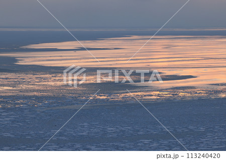 北海道知床岬夕日反映 113240420