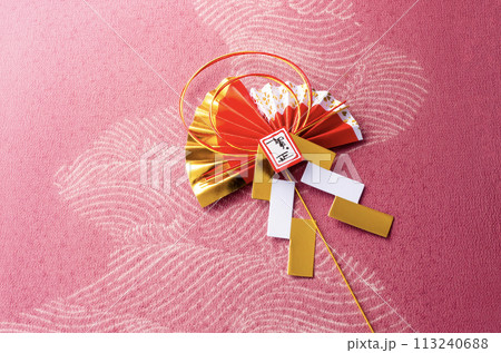 正月飾りと和柄の布 正月飾りと和柄の布 113240688