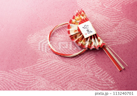 正月飾りと和柄の布 正月飾りと和柄の布 113240701