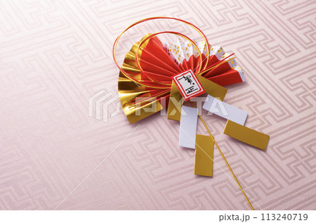 正月飾りと和柄の布 113240719