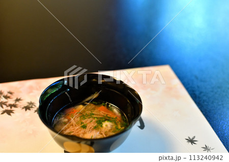 料亭の料理　前菜　お浸し　縦構図 113240942