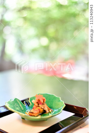 料亭の料理　前菜　お浸し　縦構図 113240943