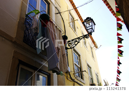 リスボンの旧市街のベランダに洗濯物 113241378