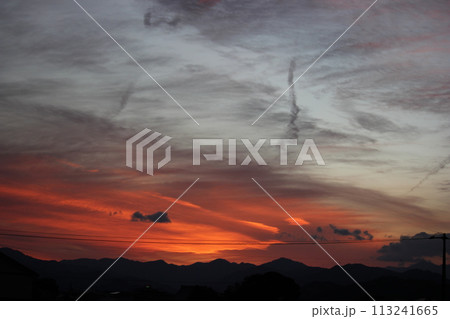 赤黒く染まる西空と夕暮れの雲 赤黒く染まる西空と夕暮れの雲 113241665