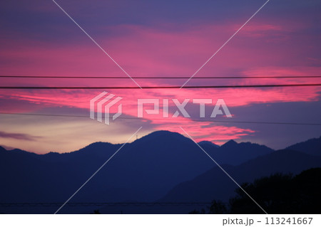 赤黒く染まる空と西空の夕暮れの雲 赤黒く染まる空と西空の夕暮れの雲 113241667