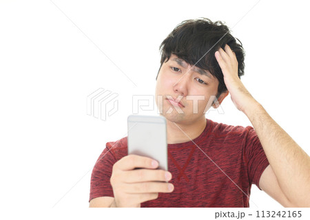 スマートフォンを持つ男性 スマートフォンを持つ男性 113242165