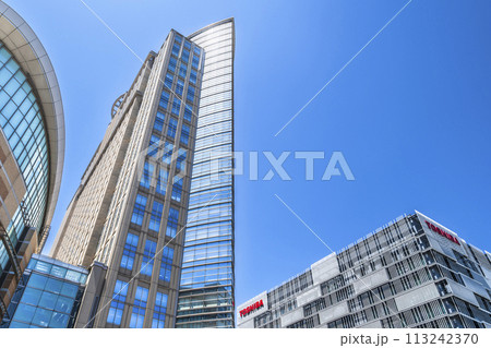 川崎市の都市景観　青空広がるJR川崎駅西口の風景【神奈川県】 113242370