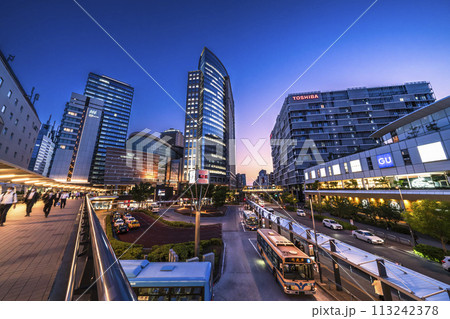 川崎駅西口の都市夜景　夕暮れ時にライトアップされた川崎の街並み【神奈川県・川崎市】 113242378
