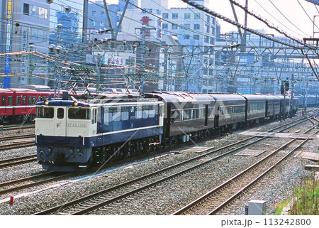 横浜駅を通過する御召し列車の返却回送 横浜駅を通過する御召し列車の返却回送 113242800