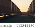 夕暮れの歩道橋 113243480