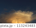 夕方の雲とアンテナ 113243483