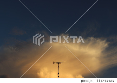 夕方の雲とアンテナ 113243483