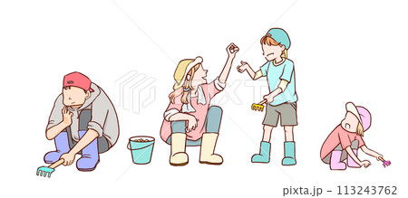 潮干狩りをする4人家族 潮干狩りをする4人家族 113243762