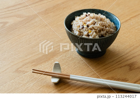 茶碗に盛られた五穀玄米ごはん 茶碗に盛られた五穀玄米ごはん 113244017