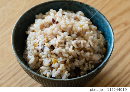 茶碗に盛られた五穀玄米ごはん 茶碗に盛られた五穀玄米ごはん 113244019