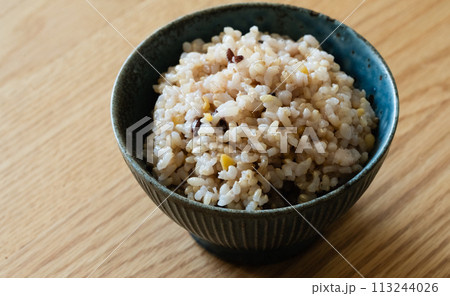茶碗に盛られた五穀玄米ごはん 茶碗に盛られた五穀玄米ごはん 113244026