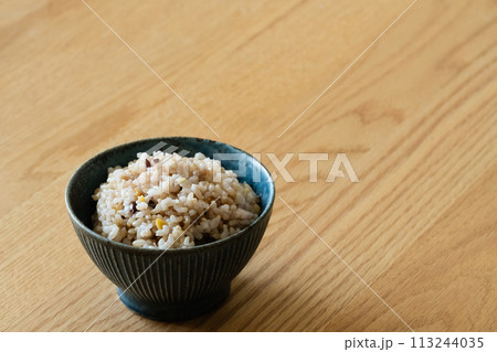 茶碗に盛られた五穀玄米ごはん 茶碗に盛られた五穀玄米ごはん 113244035