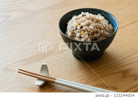 茶碗に盛られた五穀玄米ごはん 茶碗に盛られた五穀玄米ごはん 113244054