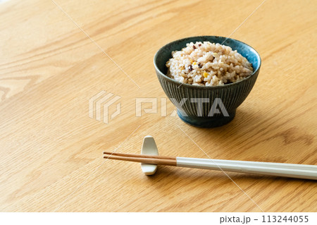 茶碗に盛られた五穀玄米ごはん 茶碗に盛られた五穀玄米ごはん 113244055