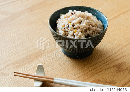 茶碗に盛られた五穀玄米ごはん 茶碗に盛られた五穀玄米ごはん 113244058