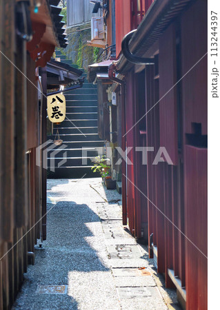 金沢 主計町茶屋街 階段に続く細い通路 金沢 主計町茶屋街 階段に続く細い通路 113244397
